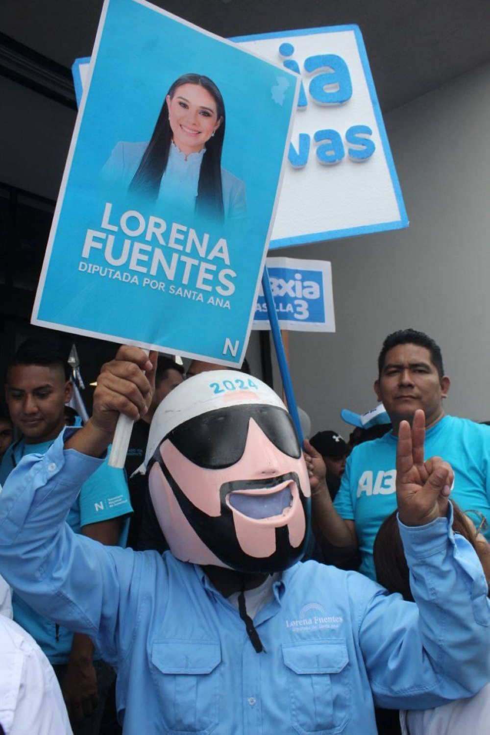 Seguidores de la diputada Lorena Fuentes, quien aspira a la reelección. / Émerson del Cid.