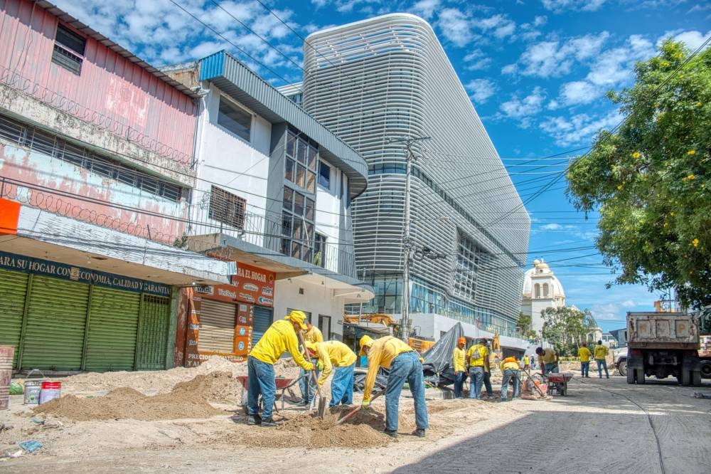 Trabajadores realizan trabajos de cableado subterráneo en la zona de la Biblioteca Nacional. / Francisco Valle.