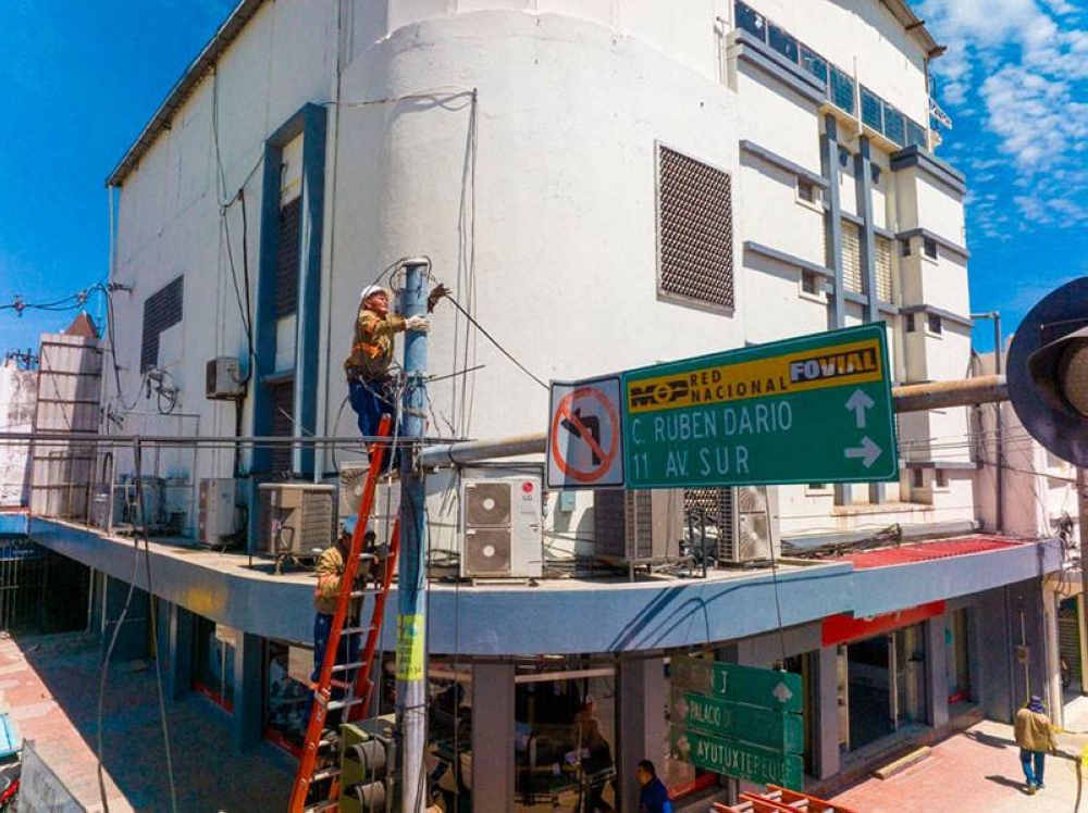 Este domingo trabajadores demontaban el cableado aéreo en el Centro Histórico. / Alcaldía SS