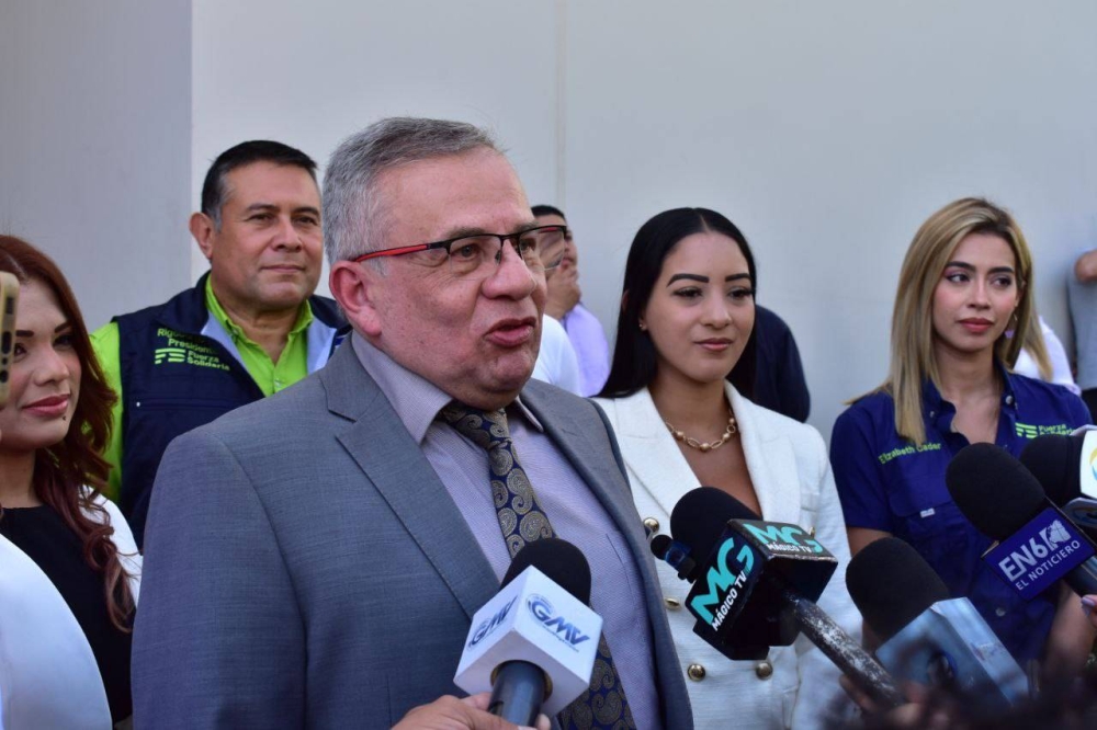 Javier Renderos, candidato a presidente por Fuerza Solidaria, acompañado de tres candidatas y el presidente del partido. / Juan Martínez.
