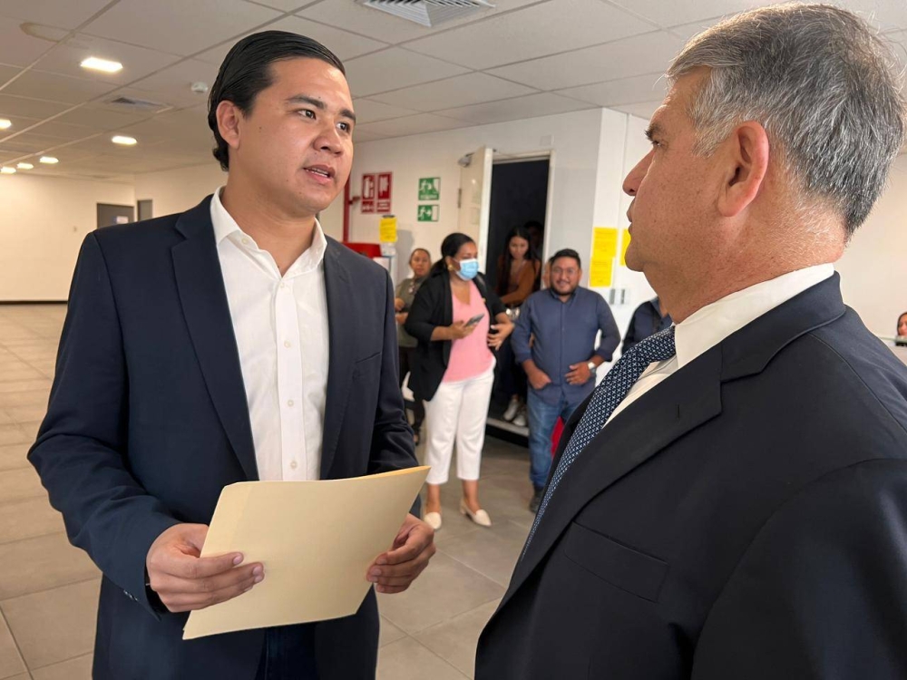 El escrito fue presentado por el presidente de Nuestro Tiempo, Andy Failer, y el candidato presidencial, Luis Parada. / Nuestro Tiempo.