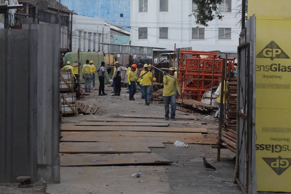 Al interior pueden observarse reos en fase de confianza moviendo piezas y estructuras de metal. La comuna capitalina comunicó en febrero de este año que ahí se construiría un mercado café. /Emerson Del Cid