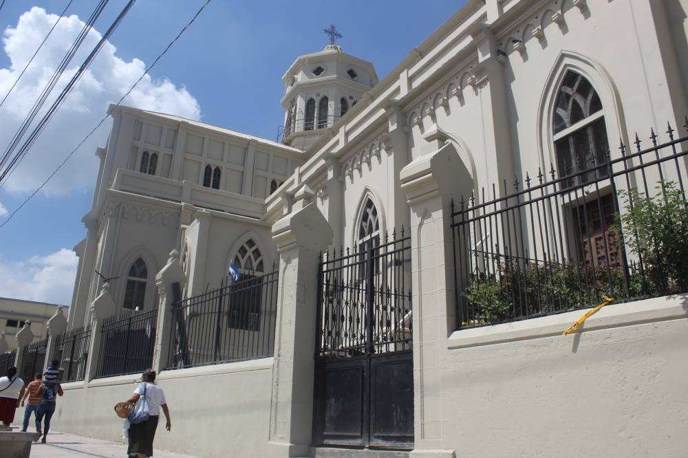 Un lateral de la iglesia El Calvario fue pintada en su totalidad. /Emerson Del Cid