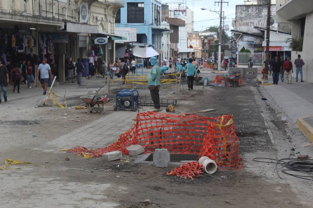 Entre la calle Arce y calle Delgado pueden observarse miembros de la Dirección de Obras Municipales (DOM) en trabajos de estabilización de la vía. /Emerson Del Cid