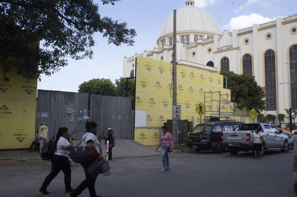 En la Plaza Universitaria, trabajadores de la DOM colocan un muro alrededor de esta. Un trabajador de la zona sostuvo que es por “temas de estética” y que no se observe adentro. /Emerson Del Cid