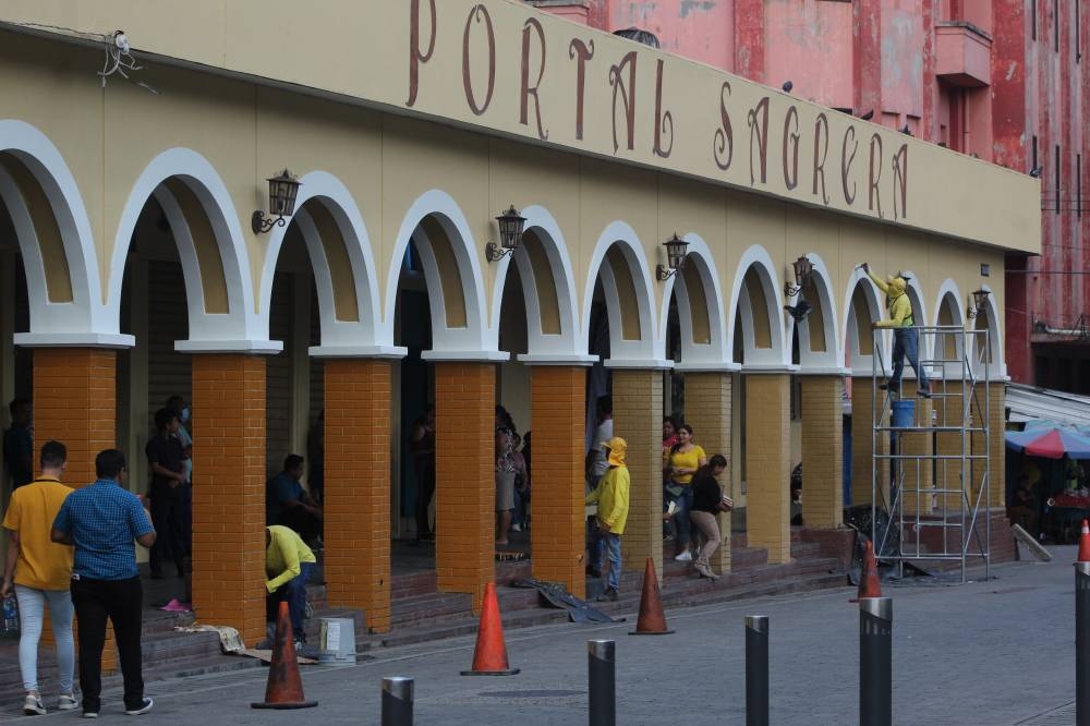 El mítico Portal Sagrera, ubicado a un costado de la Plaza Libertad, también es pintado por el Ministerio de Obras Públicas junto a reos en fase de confianza. /Emerson Del Cid