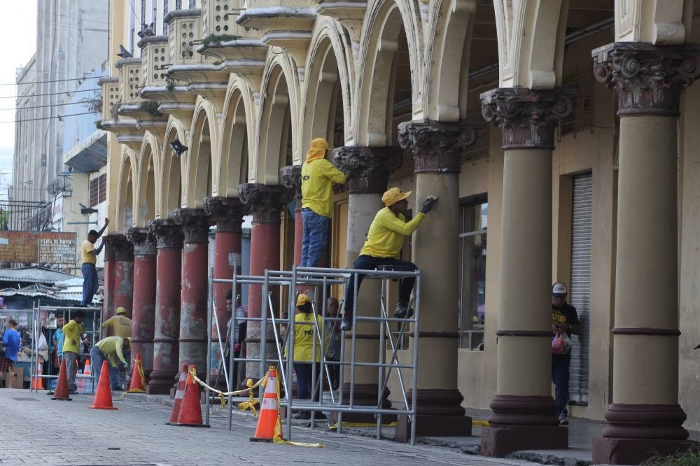 Los característicos arcos del portal La Dalia, aledaños a la plaza Libertad también son pintados. /Emerson Del Cid