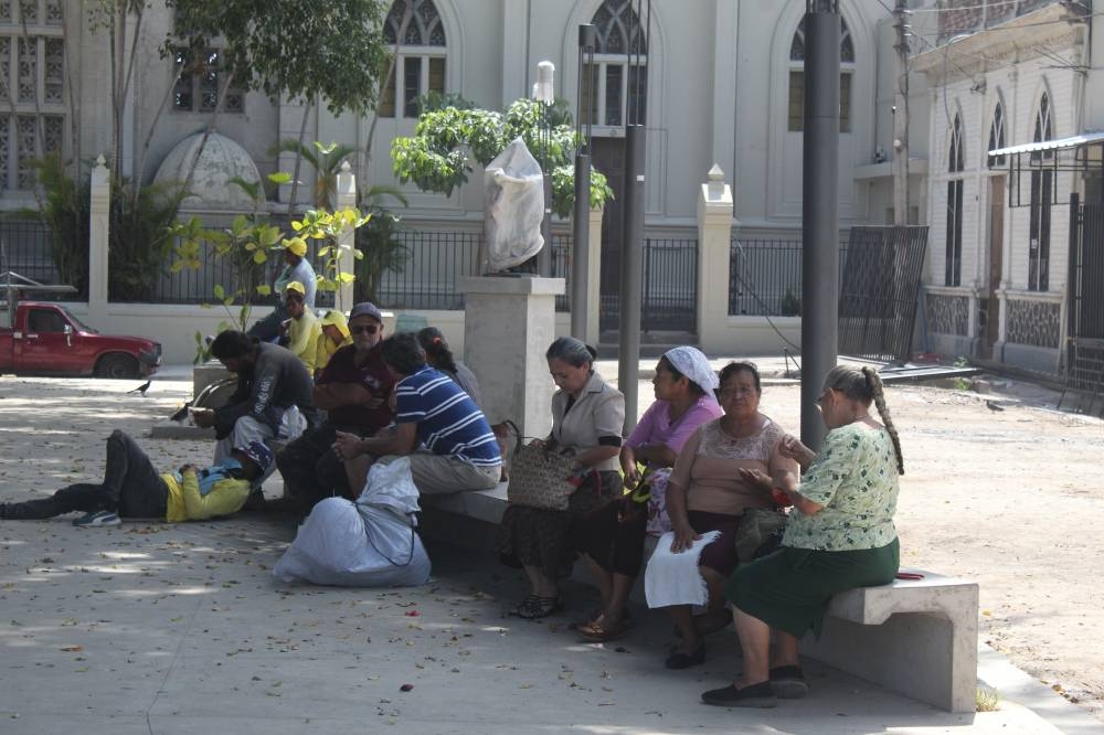 A un lado de la iglesia El Calvario han construido bancas para que las personas puedan descansar un momento, en las diligencias que realicen en el centro. /Emerson Del Cid