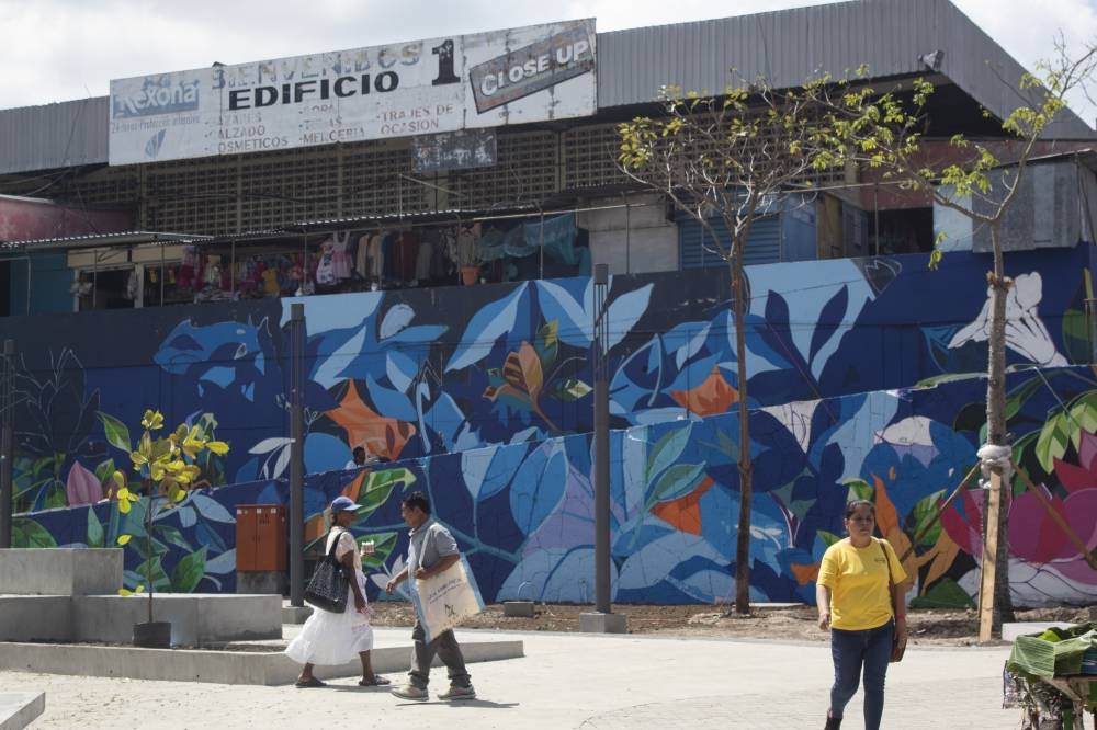 Un muro que colinda con el mercado central fue pintado para que la plaza tenga mayor vistosidad. /Emerson Del Cid