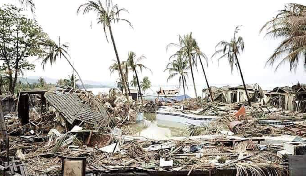 Las ramadas y cabañas a la orilla de Acapulco fueron literalmente borradas por el viento de Otis.@MLopezSanMartin