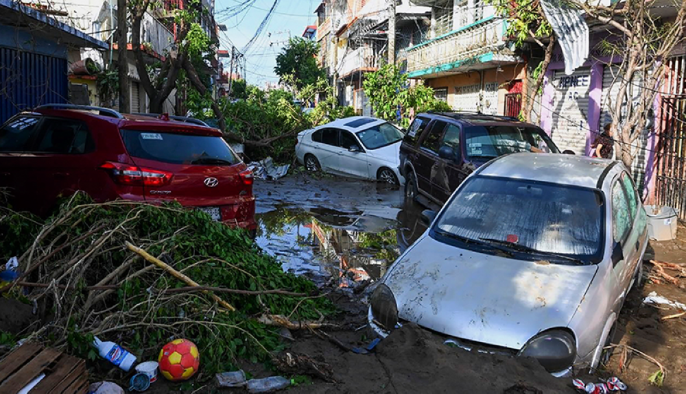 El huracán Otis mató al menos a 27 personas mientras azotaba la ciudad turística costera de Acapulco en México como una tormenta de categoría 5.AFP