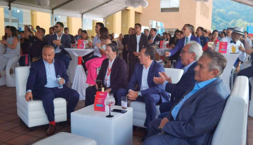 Roberto Kriete, presidente de la junta directiva de Avianca, acompañado de ejecutivos de la aerolínea en un evento con empresarios salvadoreños. / DEM 