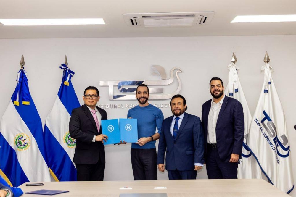 President of the Republic Nayib Boucle, accompanied by Vice President Félix Ulloa and President of the Idea Party of Nuevas Xavier Zabra Boucle, handed over the document to the Director-General of the TSE.  / New ideas.