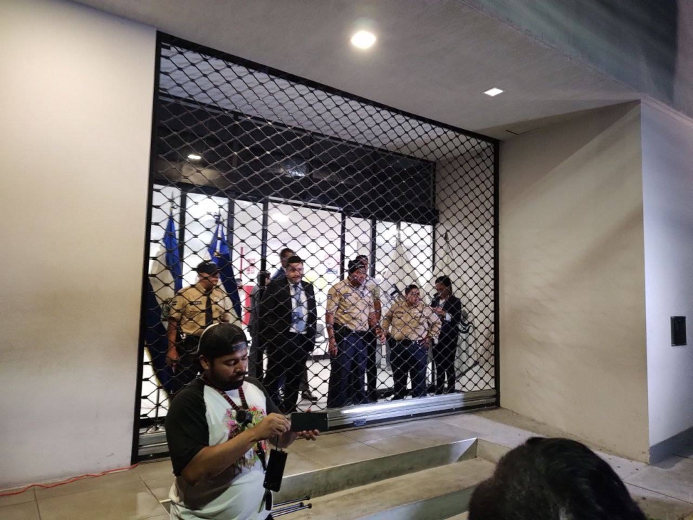 As soon as the president arrived, the iron curtain at the main gate of the TSE building was closed.  / Emerson Del Cid.