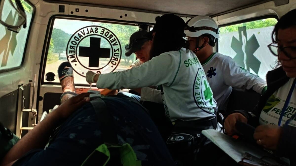 Cruz Verde Salvadoreña trasladó al lesionado hacia un centro médico.