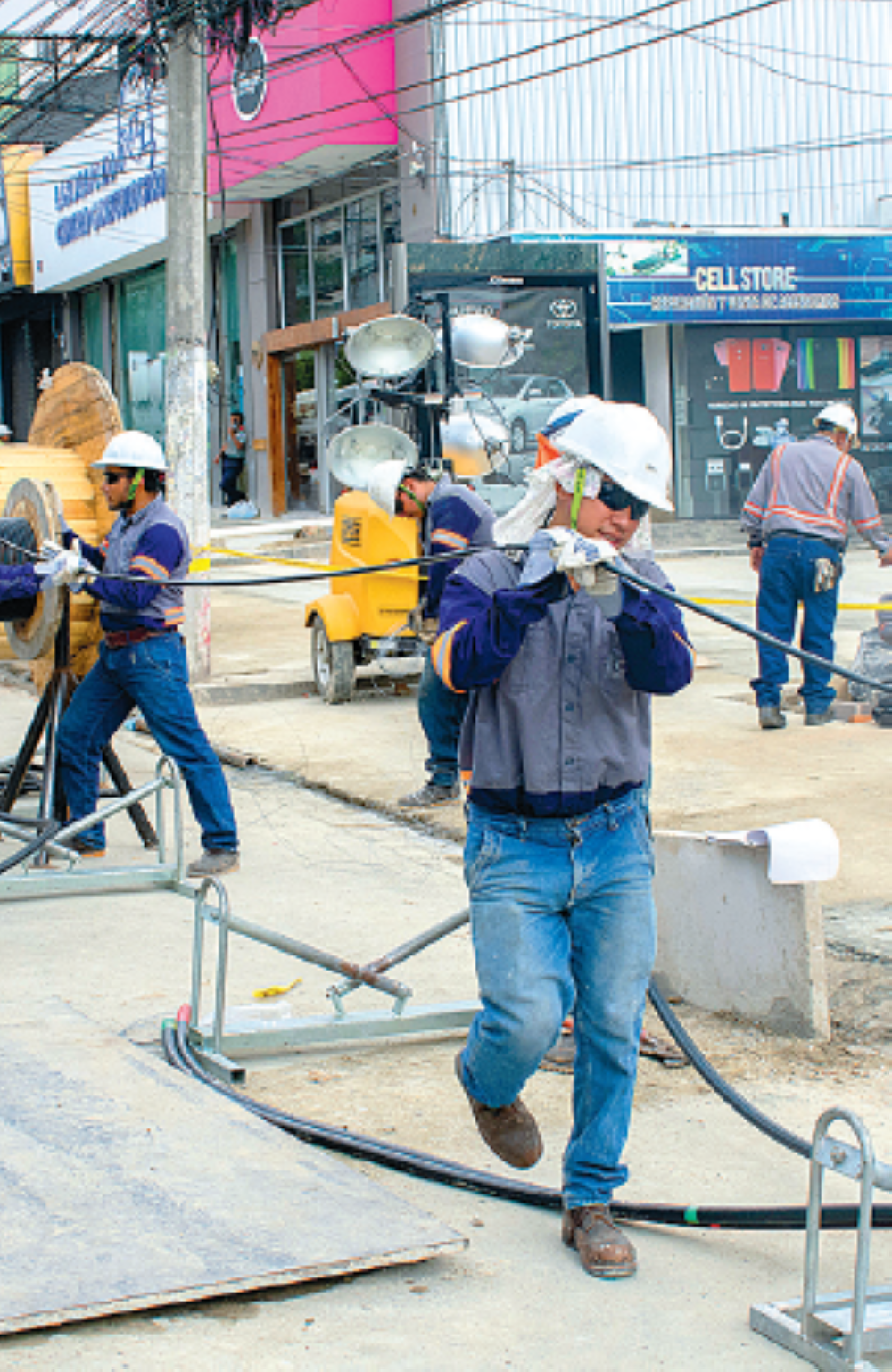 El martes deben terminar de instalar cables, algunas empresas. Foto DEM-Juan Martínez