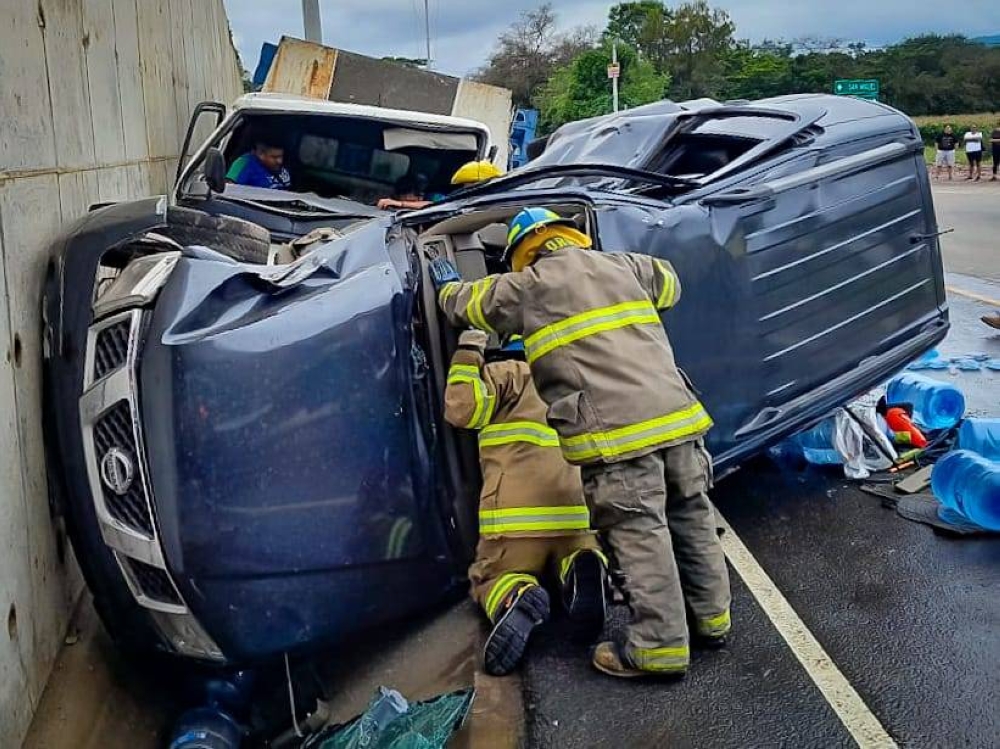 Las tres personas quedaron atrapadas entre los hierros retorcidos de la camioneta / Bomberos.