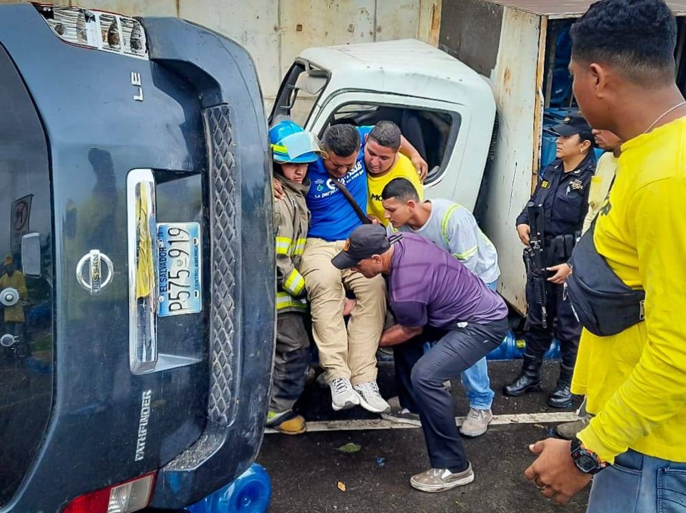 Las autoridades de Bomberos estabilizaron a las personas lesionadas / Bomberos.