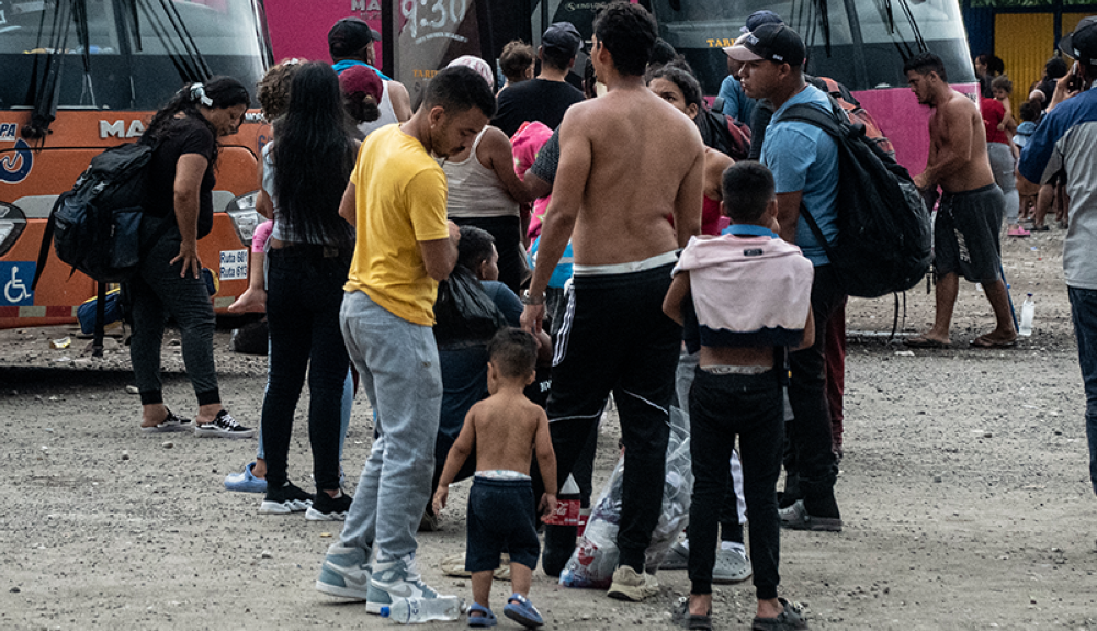 Migrantes esperan abordar los autobuses que los llevarán a la frontera con Nicaragua, en un campamento de refugiados en Paso Canoas, a unos 300 km al sur de San José, en la provincia de Puntarenas, Costa Rica.AFP