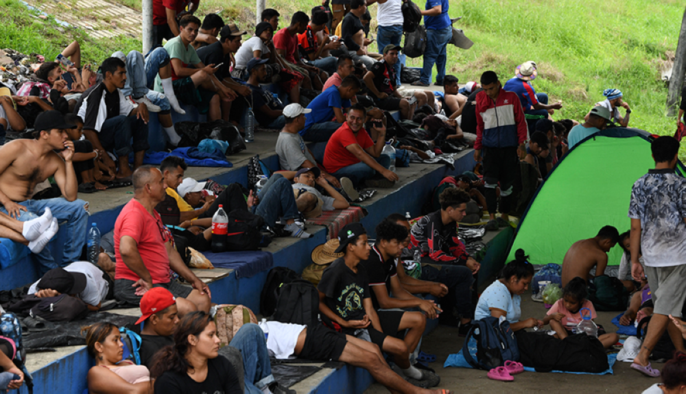 Migrantes descansan durante una caravana hacia la frontera con Estados Unidos en Huehuetan, estado de Chiapas, México.AFP