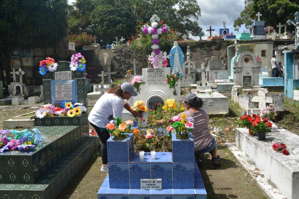 Las hermanas Rodríguez viajan desde San Jacinto a enflorar a su mamá, desde hace seis años al cementerio Las Parcelas. 