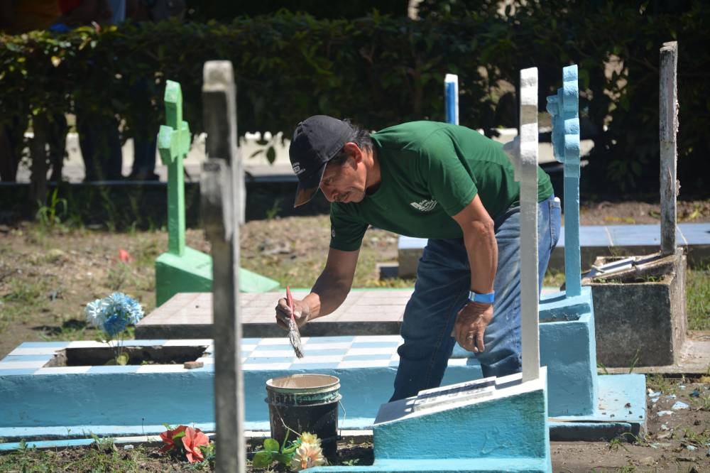 Trabajos de pintura y limpieza realizaron este Día de Los Difuntos, algunos salvadoreños para ganar unos dólares extra en esta fecha. 