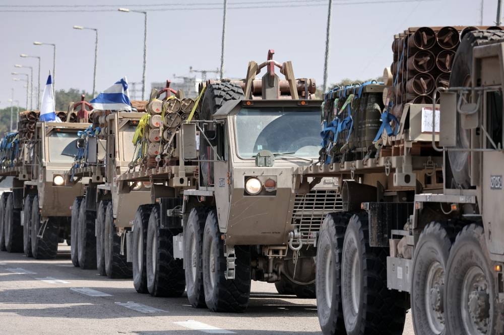 Un convoy de camiones del ejército israelí que transportan granadas de mortero avanza por una carretera cerca de la ciudad sureña de Sderot, en medio de batallas en curso entre Israel y el grupo palestino Hamás. AFP.