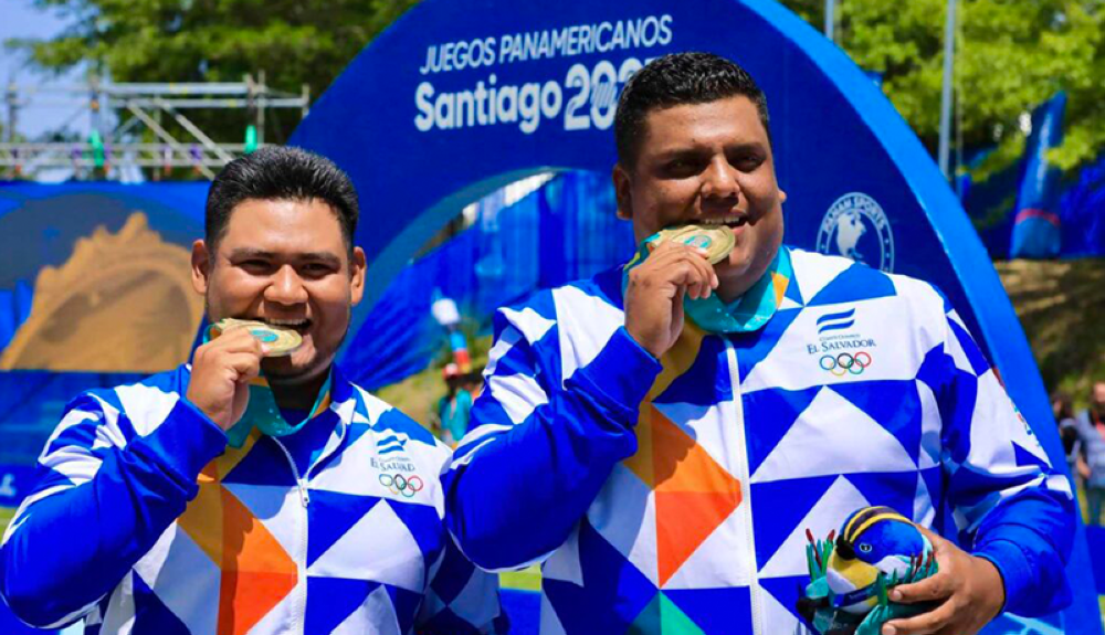 Roberto Hernández y Douglas Nolasco en equipo masculino del tiro con arco. Cortesía INDES