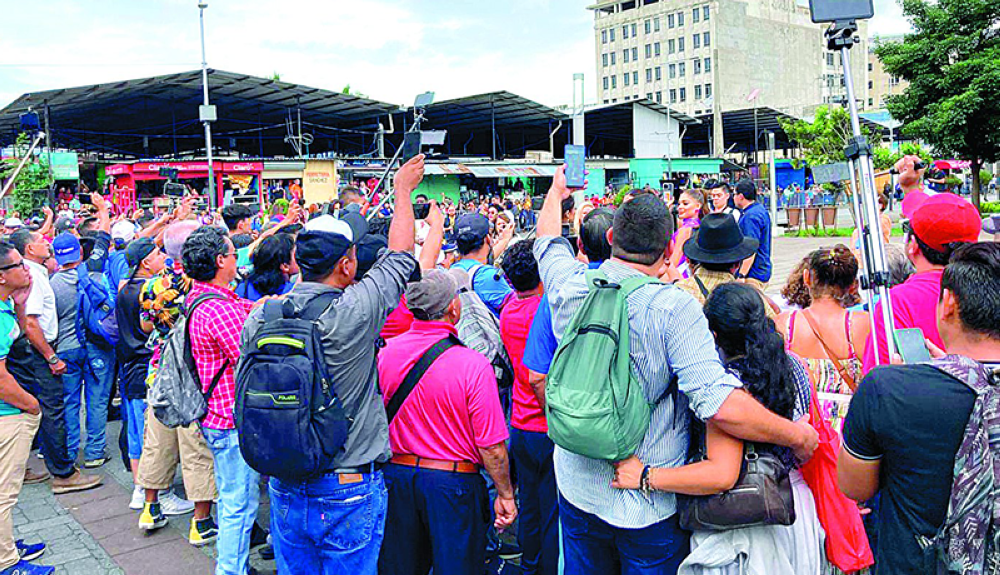 La mayoría de transeúntes decidió convertirse en creadora de contenidos para registrar este momento histórico en la capital.Foto DEM