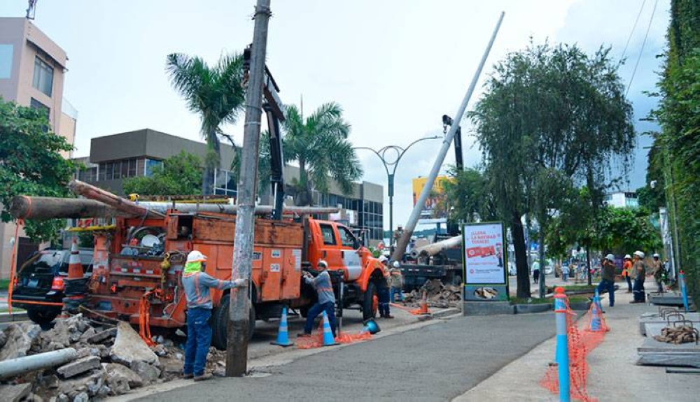 Ayer, empresas de electricidad quitaban los postes del cableado eléctrico. / Lisbeth Ayala.