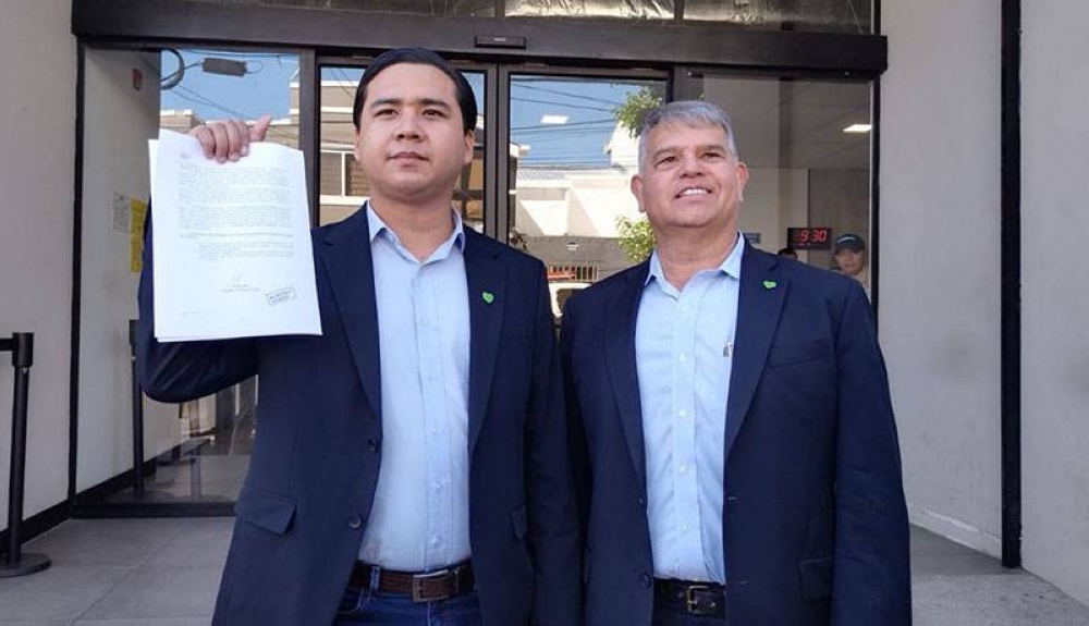 Andy Failer, presidente de Nuestro Tiempo, y el candidato presidencial Luis Parada. / Cortesía