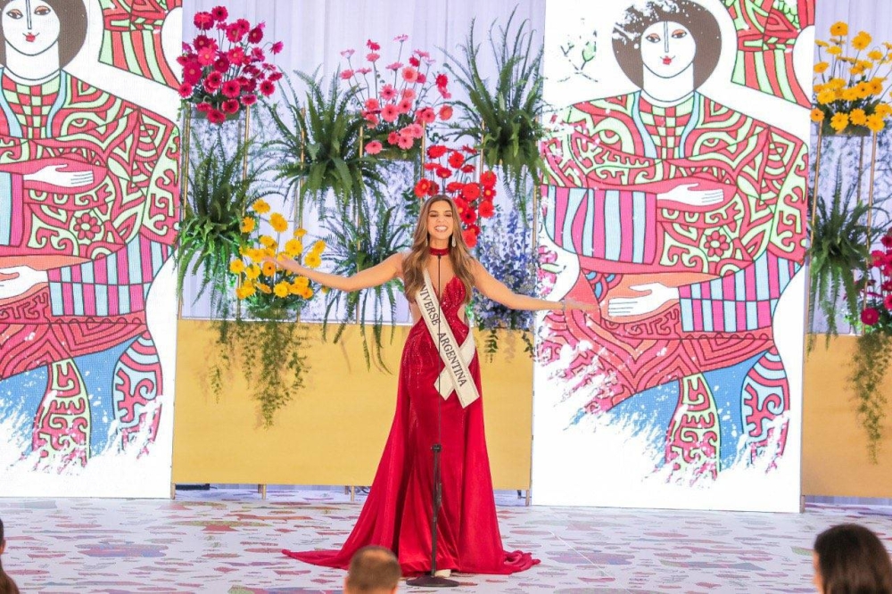 Miss Argentina, Yamile Dajud, brilló con su encanto y belleza entre las figuras de Llort.