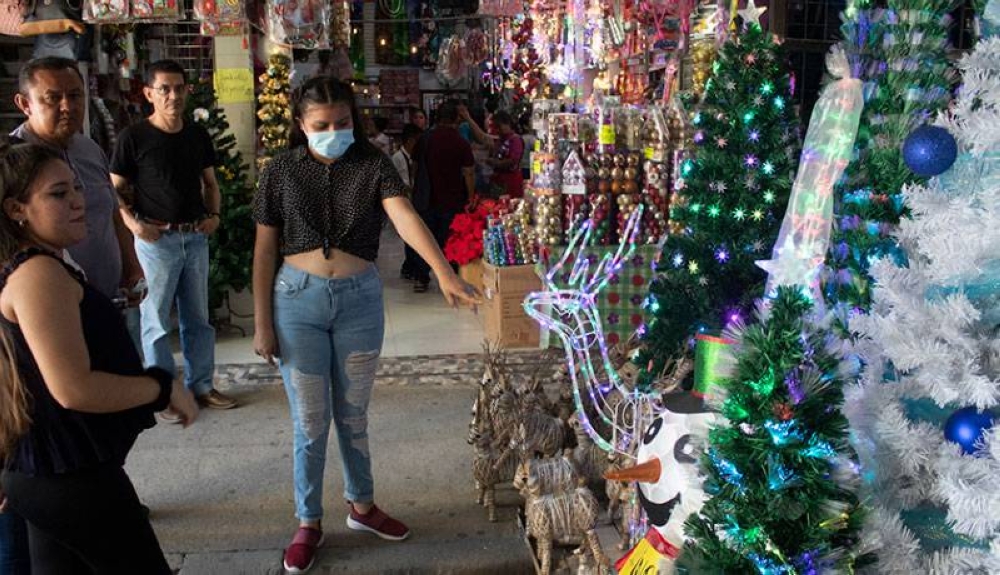 Por tradición, los comercios del centro de San Salvador se inundaban desde noviembre con las ventas de decoración navideña. / Emerson del Cid