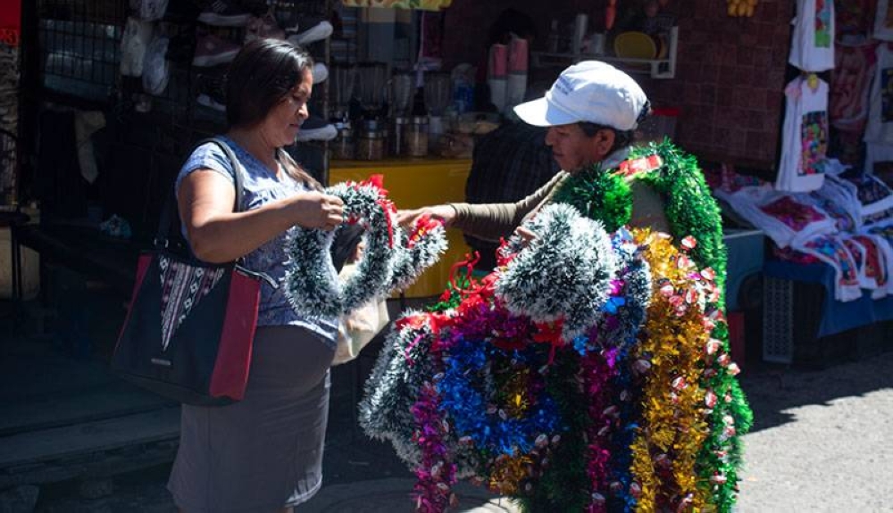 Los vendedores ambulantes comienzan a ofrecer coronas, aunque el comercio es menor. / e. del Cid