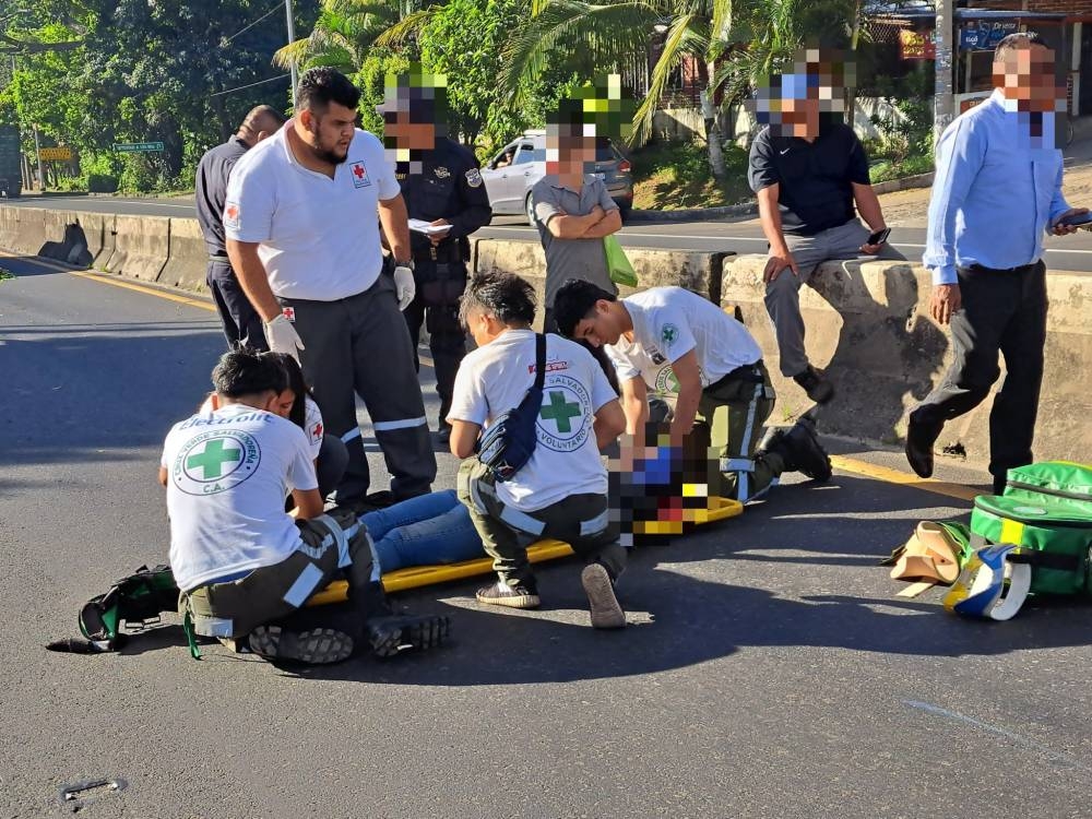 Unidades socorristas de Cruz Verde auxiliaron a la mujer de 21 años de edad.