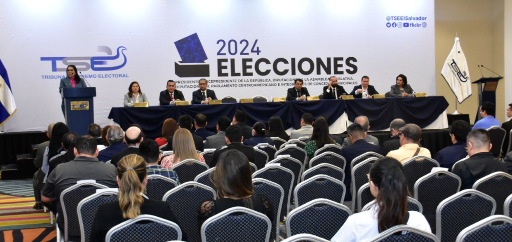 Los magistrados del TSE, este lunes, en la juramentación de la junta electoral que hará el escrutinio del voto por internet, que será para San Salvador, en su primera aparición pública luego de la aprobación de la inscripción de Nayib Bukele. / Juan Martínez