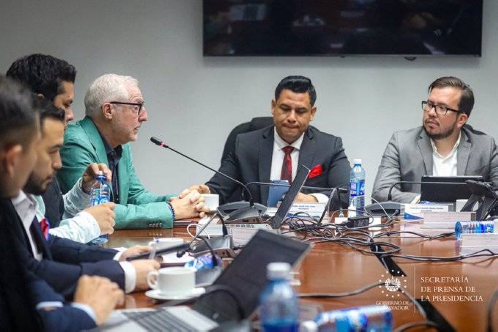 Alejandro Gutman aseguró que el proyecto de ley que creará la Dirección de Integración es histórico. Le acompaña el diputado Walter Coto y Francisco Amaya, quien declaró el receso de 15 minutos. / Secretaría de Prensa Presidencia.