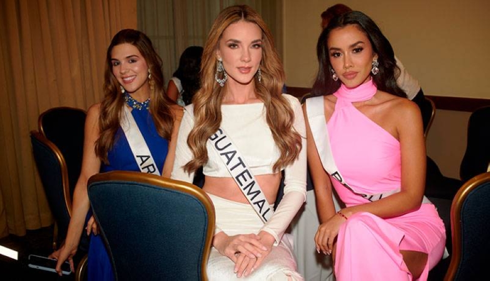 Miss Guatemala, Michelle Cohn, luce las joyas junto a las representantes de Argentina y Perú.