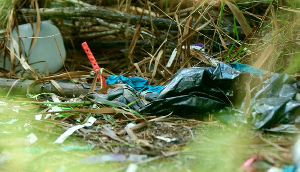 Ropa, zapatos y recipientes de plástico son encontrados a la orilla del río Grande del lado mexicano, luego que los migrantes los dejan antes de cruzar el afluente. /Embajada de EE.UU. / Embajada de EE.UU. 