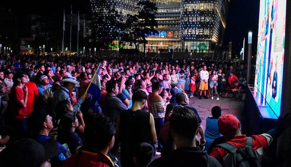 Decenas de salvadoreños acudieron anoche a la nueva biblioteca tras el anuncio presidencial que está abierta al público. / Emerson Del Cid.