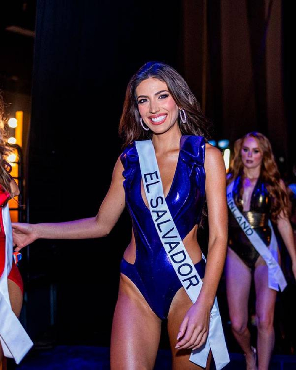 Miss El Salvador, Isabella García-Manzo derrochó elegancia y seguridad en trajes de baño y noche.