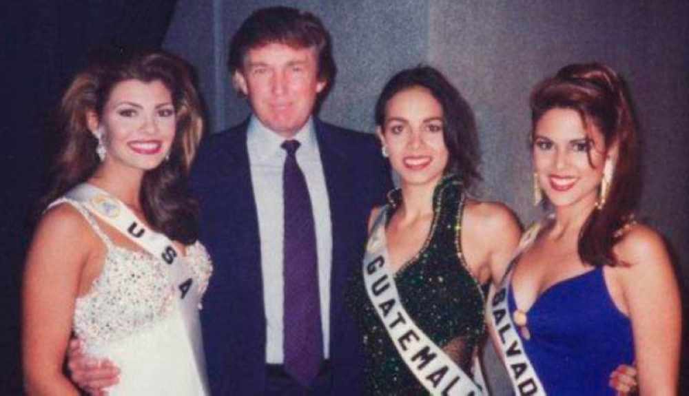  Junto a Donald Trump, entonces uno de los principales ejecutivos de Miss Universo.