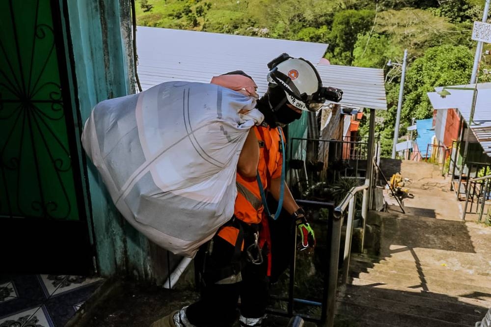 Elementos de Protección Civil llevaron las pertenencias de la familia a un lugar seguro.