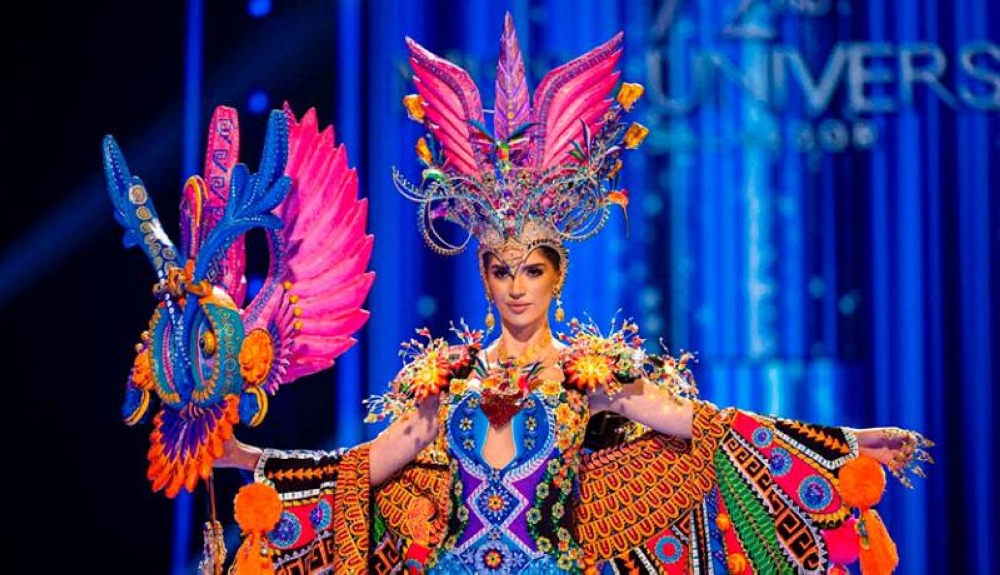 Melissa Flores, Miss México y un espectacular despliegue de color y tejidos.
