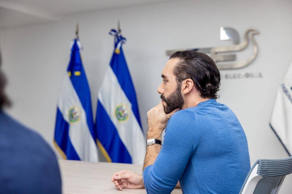 El presidente Nayib Bukele reunido con los magistrados del TSE el 26 de octubre, día que pidió inscribirse a la reelección. / NI