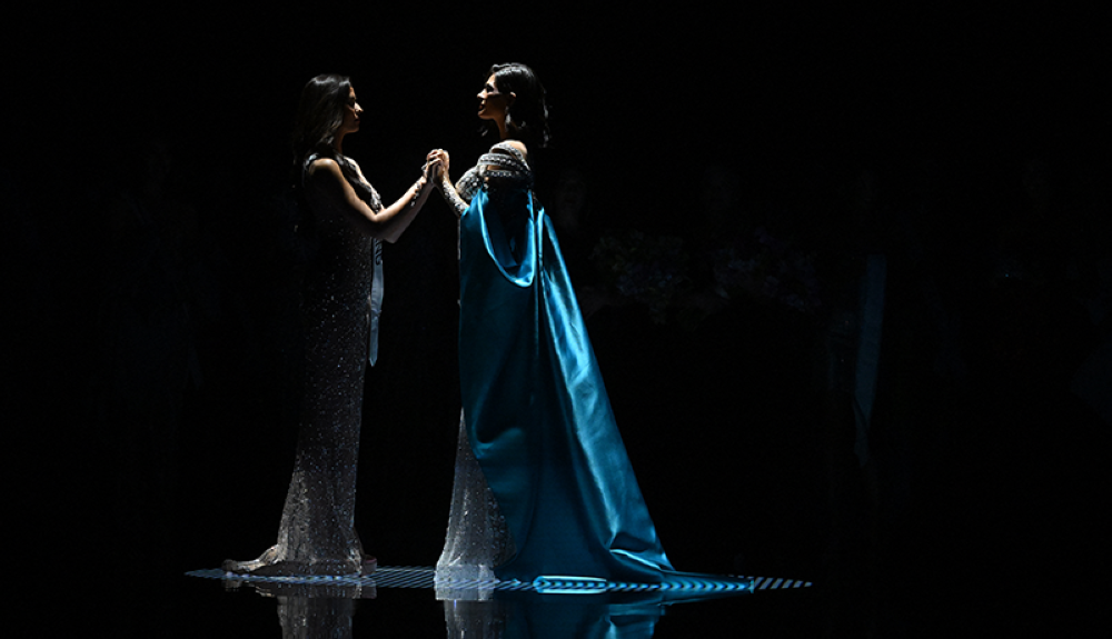 Nicaragua, Sheynnis Palacios (R) y Miss Tailandia, Antonia Porsild (L) esperan el anuncio de la ganadora de Miss Universo 2023 en el escenario del 72º certamen de Miss Universo en San Salvador.AFP