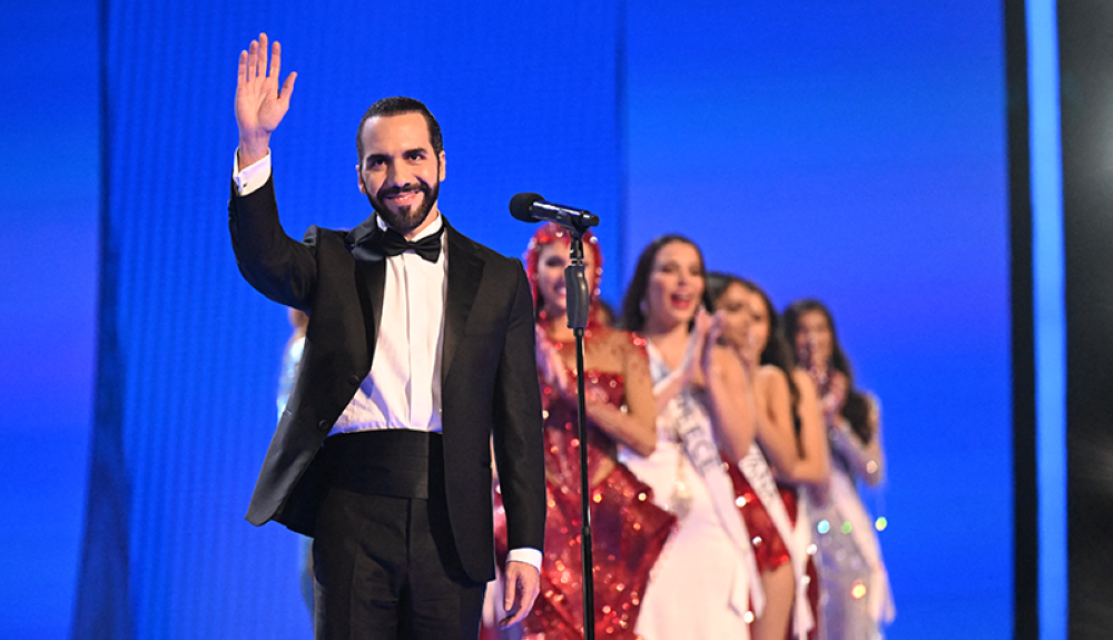 El presidente de El Salvador, Nayib Bukele, saluda desde el escenario durante la 72.a edición del certamen Miss Universo, en San Salvador.AFP