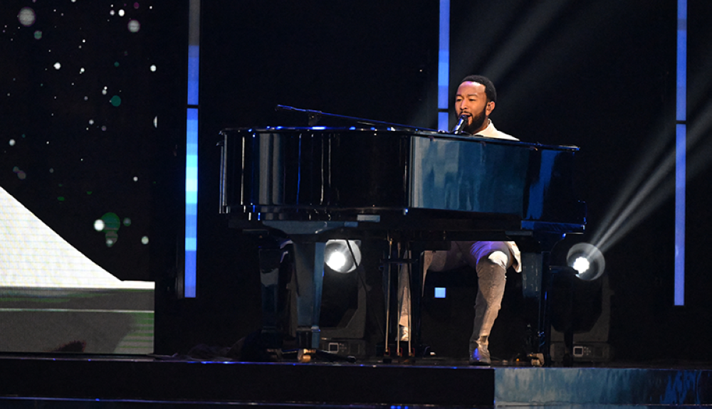 El cantautor estadounidense John Legend actúa durante la 72ª edición del certamen Miss Universo, en San Salvador.AFP