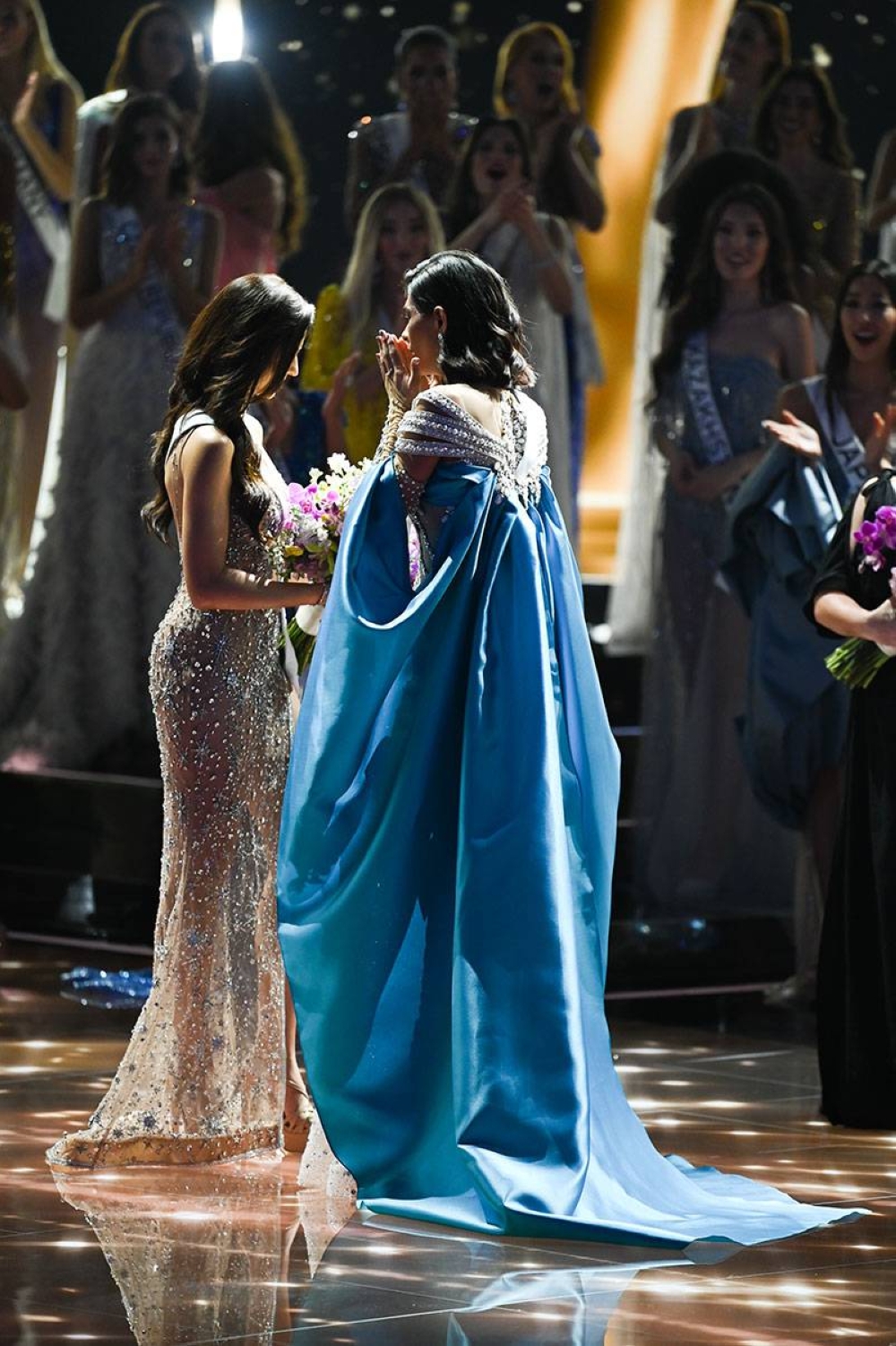 Crowning moment. Los fans destacaron el gesto de desdén y la falta de una felicitación de Miss Tailandia, Anntonia Porsild, ante el triunfo de Miss Nicaragua.