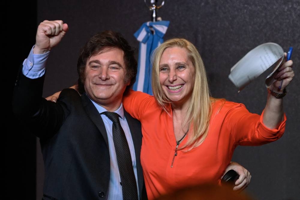 El candidato presidencial argentino por la alianza La Libertad Avanza, Javier Milei, celebra con su hermana Karina Milei después de ganar la segunda vuelta de las elecciones presidenciales en la sede de su partido en Buenos Aires. AFP. 